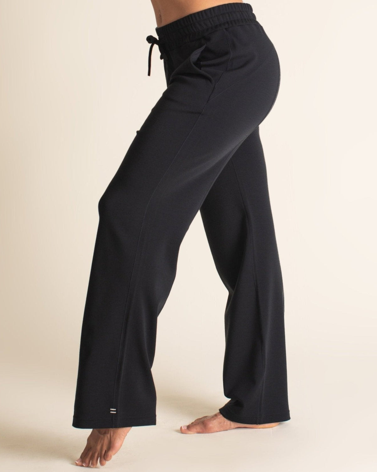 BRANWYN women's Merino wool classic wide-legged pant, size medium, in black.