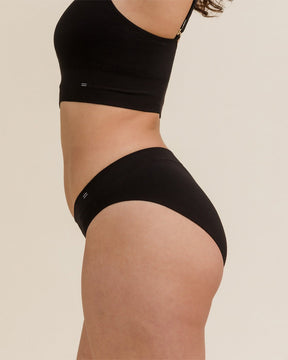 Side view of BRANWYN Essential Bikini Merino underwear in black. Made of natural fabric free from BPAs, PFAs and forever chemicals.