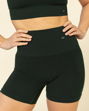 The model is wearing BRANWYN’s seamless compressive shorts in Deep Willow—Merino wool bike shorts with a 6-inch inseam, perfect for hiking, yoga, and gym workouts.