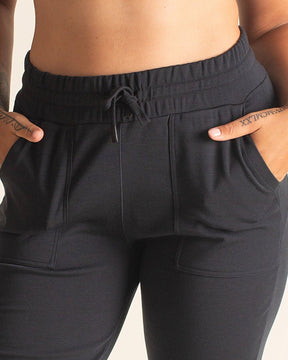 Detail of drawstring waistband and pockets of the BRANWYN women’s Merino joggers in black. Made of temperature-regulating, quick-drying, super soft Merino wool.